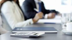 Μεγάλες μειώσεις φόρων για τους αυτοαπασχολούμενους το 2021 - πίνακες