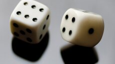 Το έριξαν στα ζάρια σε καφενείο στη Σύρο