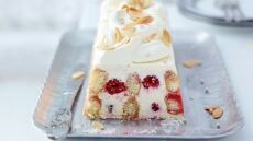 Κορμός με cream cheese, βατόμουρα και κρέμα γάλακτος