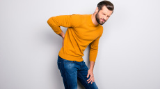 Πόνος στη μέση: Αυτή είναι η καλύτερη στάση που ανακουφίζει