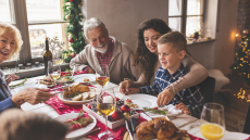 Πόσο αλκοόλ αντέχει το ήπαρ και άλλα πολύτιμα μυστικά για τη διατροφή των γιορτών