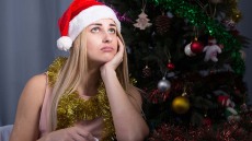 Αυτός είναι ο λόγος που οι γιορτές μας προκαλούν θλίψη – Τι έχει αλλάξει η πανδημία