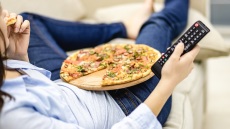 Βinge-watching nights με pizza, μοναδικές σειρές & ταινίες στην COSMOTE TV