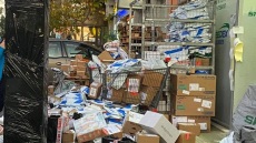 Άγιος Δημήτριος: Εικόνες χάους έξω από εταιρεία ταχυμεταφορών - Δέματα σαν... σκουπίδια!