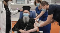 Μητροπολίτης Ιερόθεος: Τον εμβολίασε ο... Θεούλης (φωτό)