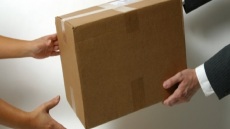 Κούριερ: Προϊστάμενος εταιρείας έσπασε τη μύτη διανομέα γιατί παρέδωσε τις μισές παραγγελίες 