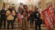 Εισβολή στο Καπιτώλιο: Ο «Σαμάνος QAnon» ζητά μέσω του δικηγόρου του να του δώσει χάρη ο Τραμπ