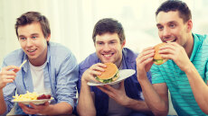 Δεν φαντάζεστε τι μπορεί να προκαλέσουν αναψυκτικά και μπέργκερ στον ύπνο!