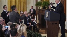 Τζιμ Ακόστα: Ο δημοσιογράφος που «έφαγε πόρτα» από τον Λευκό Οίκο λέει ότι ο Τραμπ «τα έχει χαμένα»