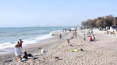 Γέμισαν κόσμο Φλοίσβος και Καβούρι παρά το lockdown - Οι πιο... τολμηροί έκαναν και βουτιές