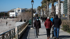 Εκατοντάδες Αθηναίοι αψήφησαν τον «Λέανδρο» και βγήκαν για βόλτα στο Φλοίσβο