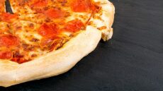 Φτιάχνουμε αφράτη, σπιτική -και κριτσανιστή- πίτσα με τη μέθοδο poolish