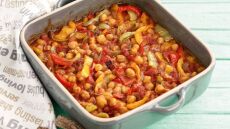 Ρεβίθια φούρνου με πολύχρωμες πιπεριές