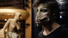  «Εδώ Παρά Εδώ»: Ένα μίνι backstage ντοκιμαντέρ της παράστασης «Elenit» του Ευριπίδη Λασκαρίδη