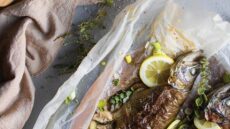 Συνταγή: Πανεύκολη πέστροφα στο χαρτί με αχνιστά σέσκουλα