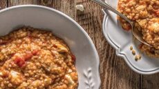 Συνταγή: Ζουμερός κόκορας με γλυκό τραχανά