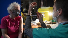 Το εμβόλιο της AstraZeneca αποτρέπει θανάτους και σοβαρή νόσηση, λέει ο Βρετανός υφυπ. Υγείας