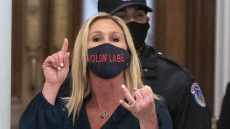 ΗΠΑ: Ελληνοαμερικανίδα βουλευτής του GOP ψήφισε να αποπεμφθεί η οπαδός του QAnon και του... «Molon Labe»