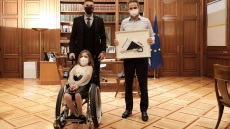 Ο Μητσοτάκης συνάντησε την Ελευθερία που ανέβηκε στον Όλυμπο στην πλάτη του Μάριου