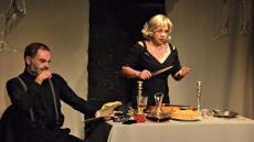 «Τάρτα Ροδάκινο»: Το θεατρικό έργο του Μηνά Βιντιάδη πάει στο Ηράκλειο μέσω διαδικτύου