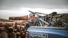 Ο Matt Jones πάει κόντρα στους κανόνες του mountain bike