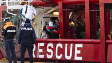 Ocean Viking: Το πλοίο έφτασε στη Σικελία με 422 μετανάστες και πρόσφυγες