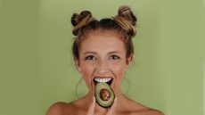 Το εξωτικό φρούτο που ρίχνει την κακή χοληστερόλη – Ένα την ημέρα αρκεί