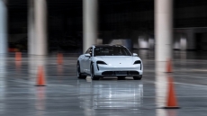 Η Porsche Taycan κάνει ρεκόρ ταχύτητας σε εσωτερικό χώρο