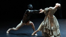 «Η πεντάμορφη και το τέρας»: Μια φαντασμαγορική παράσταση μπαλέτου online από το Christmas Theater