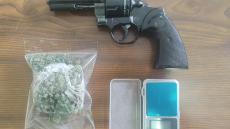 Καβάλα: Ο «As» βρήκε κάνναβη στη... σόμπα και περίστροφο στα σκουπίδια!