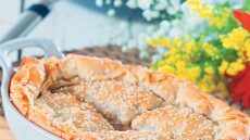 Η συνταγή της ημέρας: Μανιταρόπιτα με καρύδια