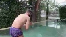 ΑΕΚ: Ο Ολιβέιρα βούτηξε στην πισίνα του μέσα στα χιόνια!