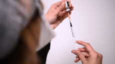 Εμβόλια mRNA: Έλληνες επιστήμονες εξηγούν τον μηχανισμό της σπάνιας εμφάνισης μυοκαρδίτιδας