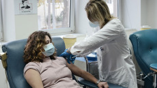 Μόσιαλος: Τα εμβόλια μειώνουν αλλά δεν εξαλείφουν τη διασπορά της λοίμωξης