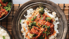 Χοιρινό με μπρόκολο, πράσο και ρύζι