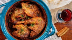 Κόκορας στη γάστρα al pastor με κρητικά βότανα και πατάτες στη λαδόκολλα