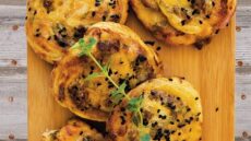 Η συνταγή της ημέρας: Λουκανικοπιτάκια στριφτά με κεφτέ λουκάνικο