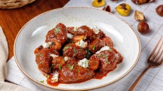 Πικάντικο μοσχαράκι με κάστανα και γαλομυζήθρα