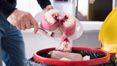 Τελικά τόσα χρόνια βάζαμε με λάθος τρόπο τη σακούλα στον κάδο