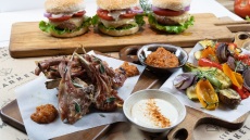 Μπέργκερ, παϊδάκια και λαχανικά στη σχάρα (BINTEO)