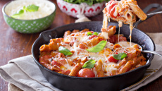 Γρήγορο κοτόπουλο αλά παρμιτζιάνα σε ένα τηγάνι