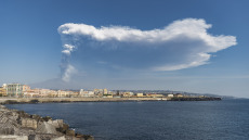 Βίντεο από το «ξύπνημα» της Αίτνας: «Βροχή» από ηφαιστειακή σκόνη σε πόλεις της Σικελίας - Το νέφος έφτασε μέχρι την Αθήνα