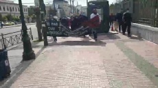 Ομάδα αλληλέγγυων στον Δημήτρη Κουφοντίνα κινήθηκε με πανό και συνθήματα προς την αμερικανική πρεσβεία