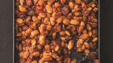 Σπετζοφάι με γίγαντες στη γάστρα με χωριάτικο λουκάνικο και πιπεριές Φλωρίνης