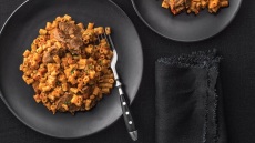 Μοσχαράκι κοκκινιστό με λευκά φασόλια και κοφτό μακαρονάκι