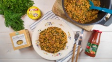 Κριθαρότο με πικάντικα καλαμαράκια και αρωματικά χόρτα