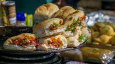 Vada pav: To μπέργκερ της Βομβάης και αγαπημένο fast food της Ινδίας
