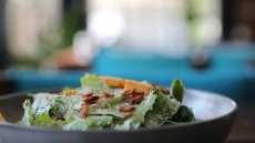 Φτιάξτε την αυθεντική βινεγκρέτ για σαλάτα Ceasar στο σπίτι