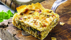 Νηστίσιμη ανοιχτή πίτα λαχανικών με μυρωδικά