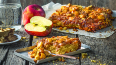 Μηλόπιτα νηστίσιμη με χαλβά του μπακάλη